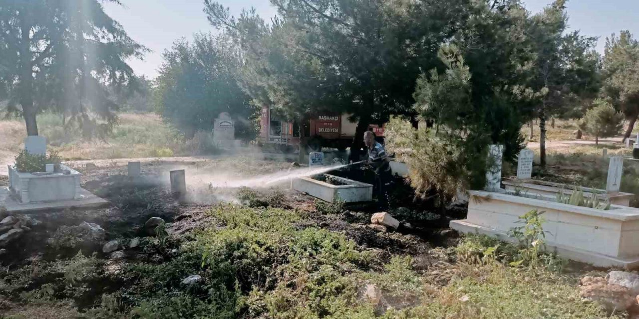 Mezarlıktaki ot yangını itfaiyenin zamanında müdahalesiyle söndürüldü