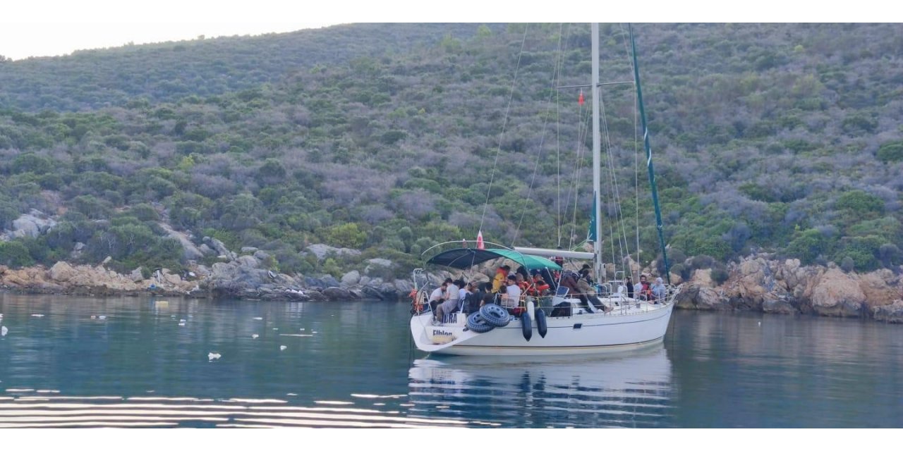 Yelkenli teknede 69 göçmen yakalandı