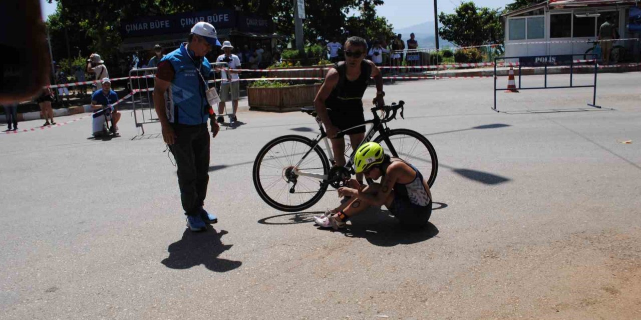 Triatlon yarışlarında bisikletten düşen kadın sporcu gözyaşlarına boğuldu
