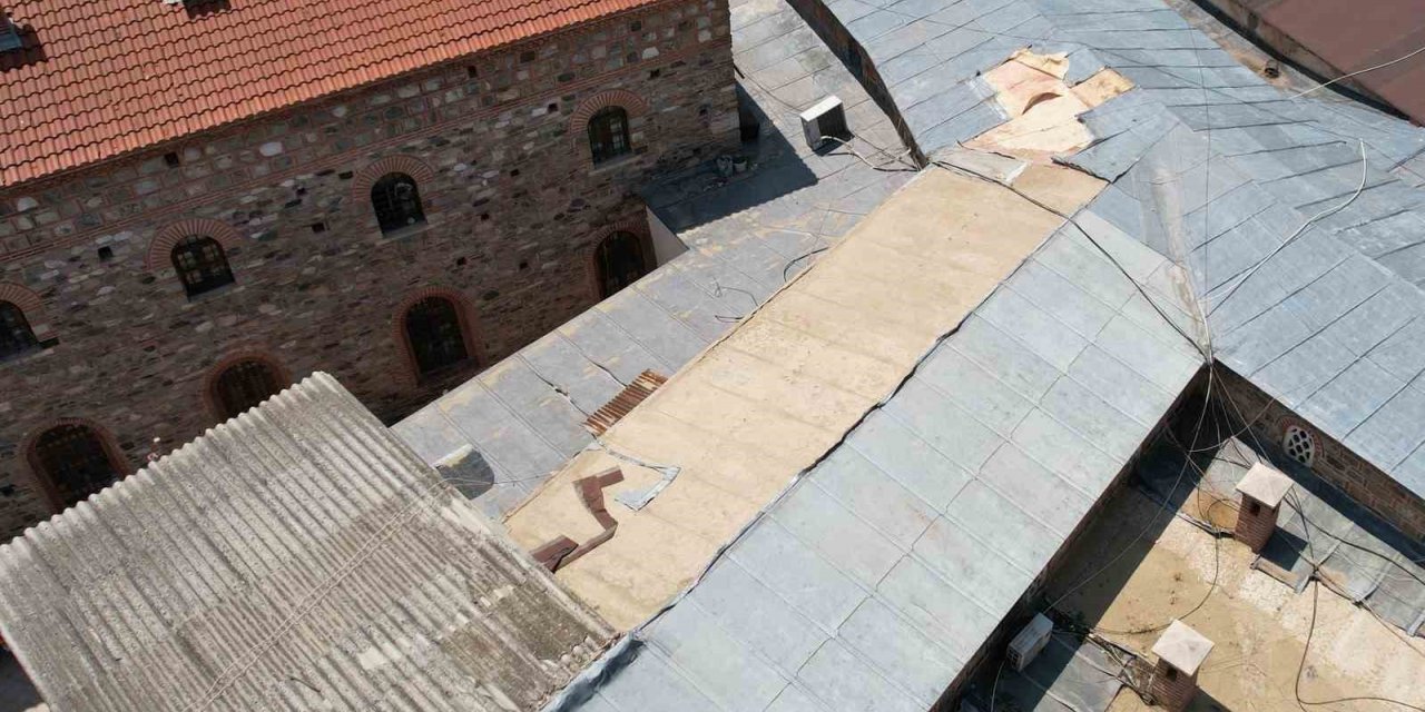 Bursa’da tarihi çarşının çatısındaki kurşunları çaldılar