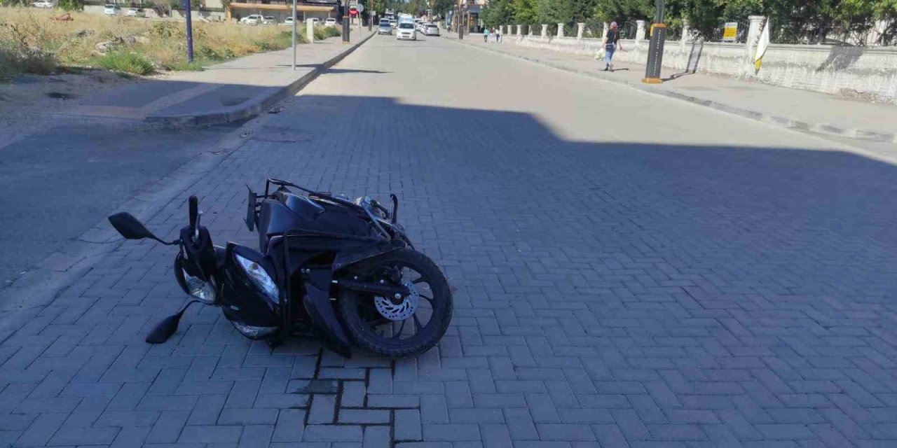 Otomobil ile motosiklet çarpıştı: 1 yaralı