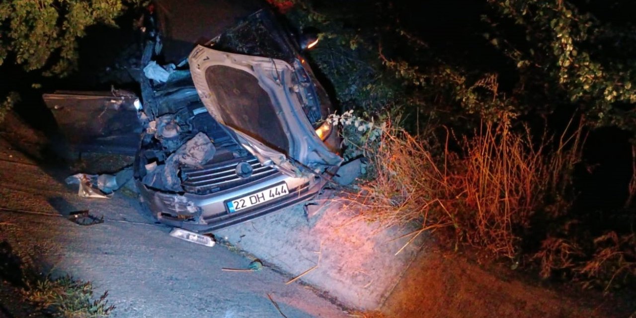 Uzunköprü’de otomobil traktör römorkuna çarptı: 1 yaralı