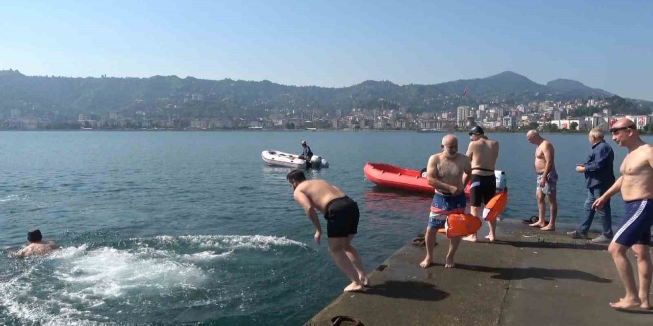 15 Temmuz için Karadeniz’de 4 kilometre boyunca yüzdüler