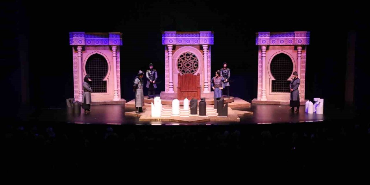 Konya Şehir Tiyatrosu, 'Nizamülmülk' oyununu 15 Temmuz’a özel sahneledi