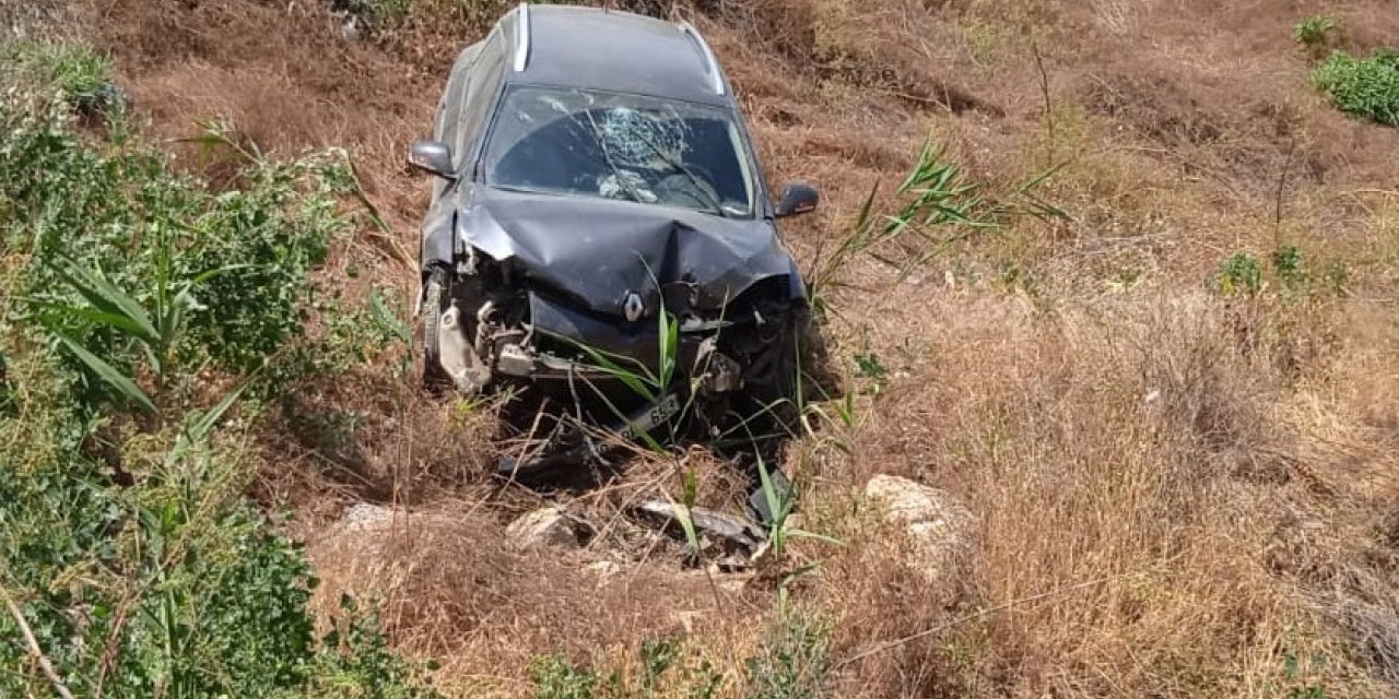 Telefon direğini yıkıp şarampolden aşağı düşen otomobilde 4 kişi yaralandı