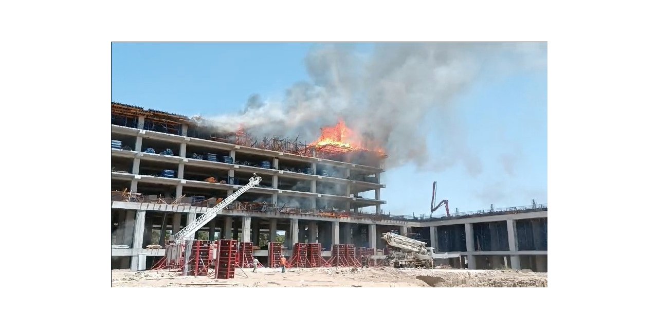 Otel inşaatının kalıpları alev alev yandı, devreye helikopter girdi