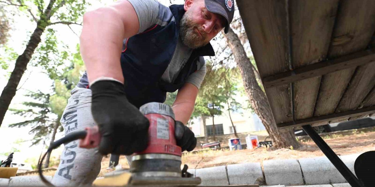 Karesi’de parklarda yenileme çalışmaları sürüyor