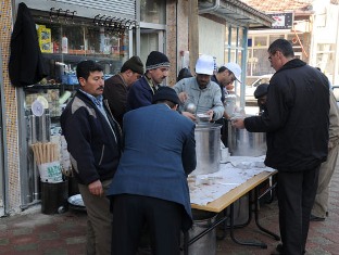 Kadınhanı Belediyesi’nden aşure ikramı