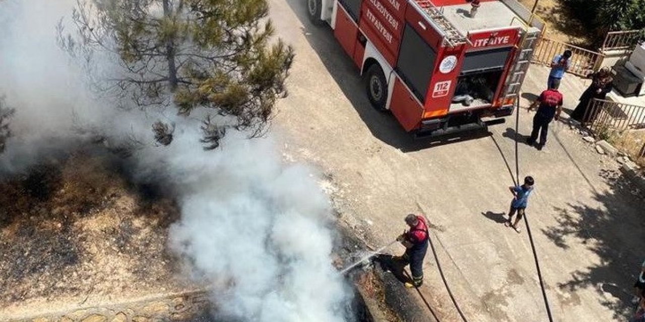Site bahçesinde çıkan yangın korkuttu