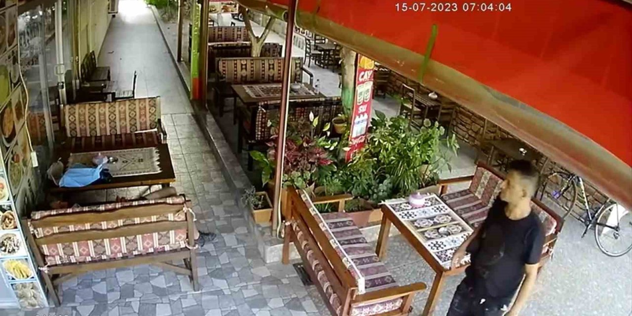 Bisikleti ile üç gün yol giden genç dinlenirken telefonunu çaldırdı, hırsızlık anı kamerada