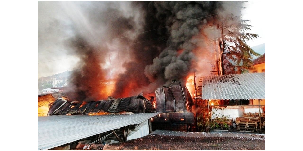 Simav’da iş yerinde çıkan yangın maddi hasara neden oldu