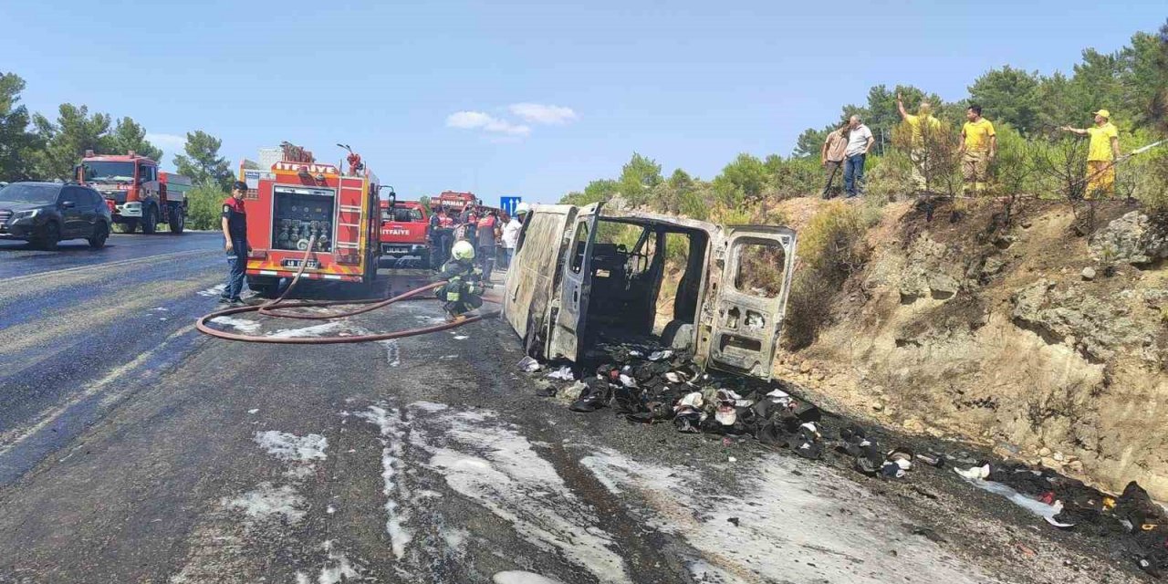 Seydikemer’de seyir halindeki minibüs alev alev yandı