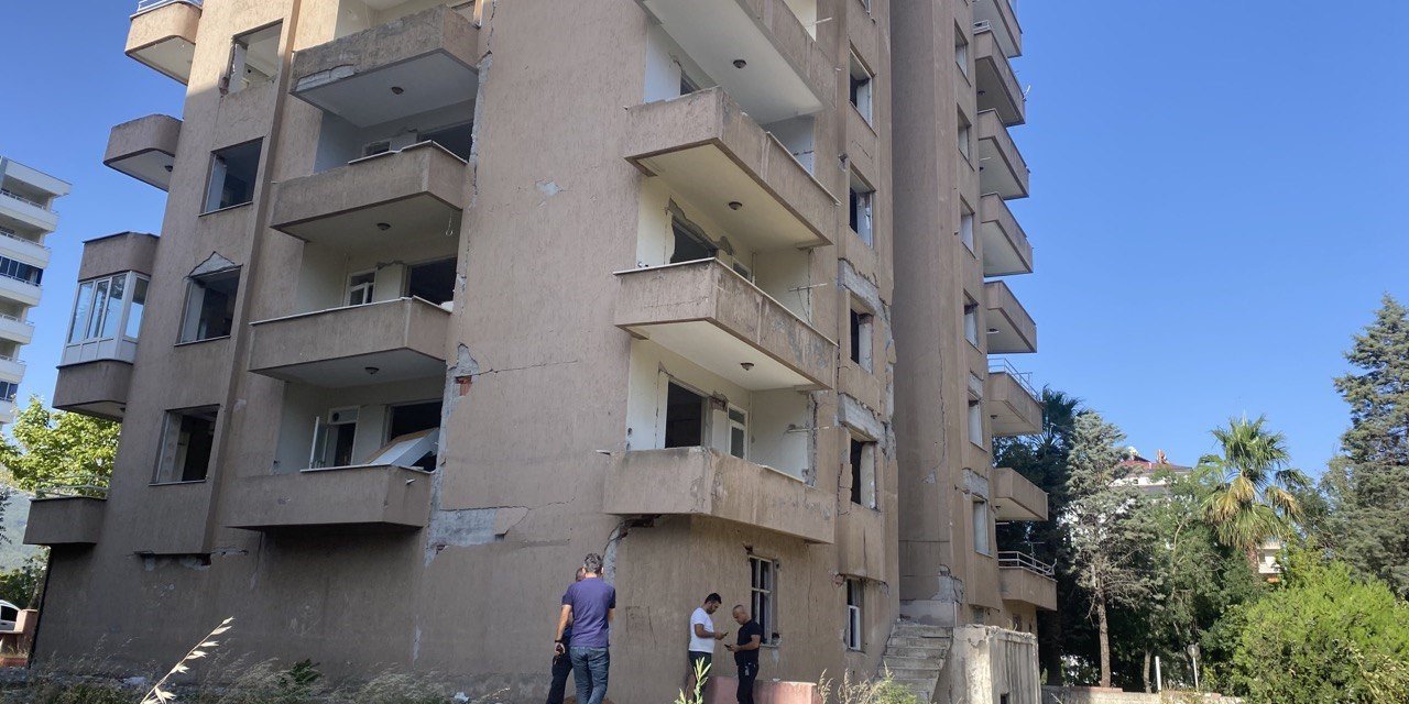 Ağır hasarlı binanın 7’nci katından düşen şahıs öldü