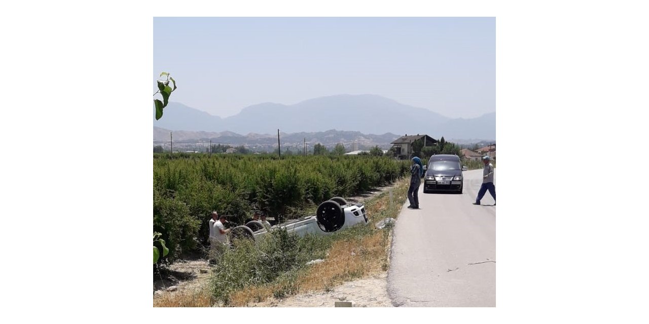 Takla atan otomobil şarampolde ters döndü: 2 yaralı