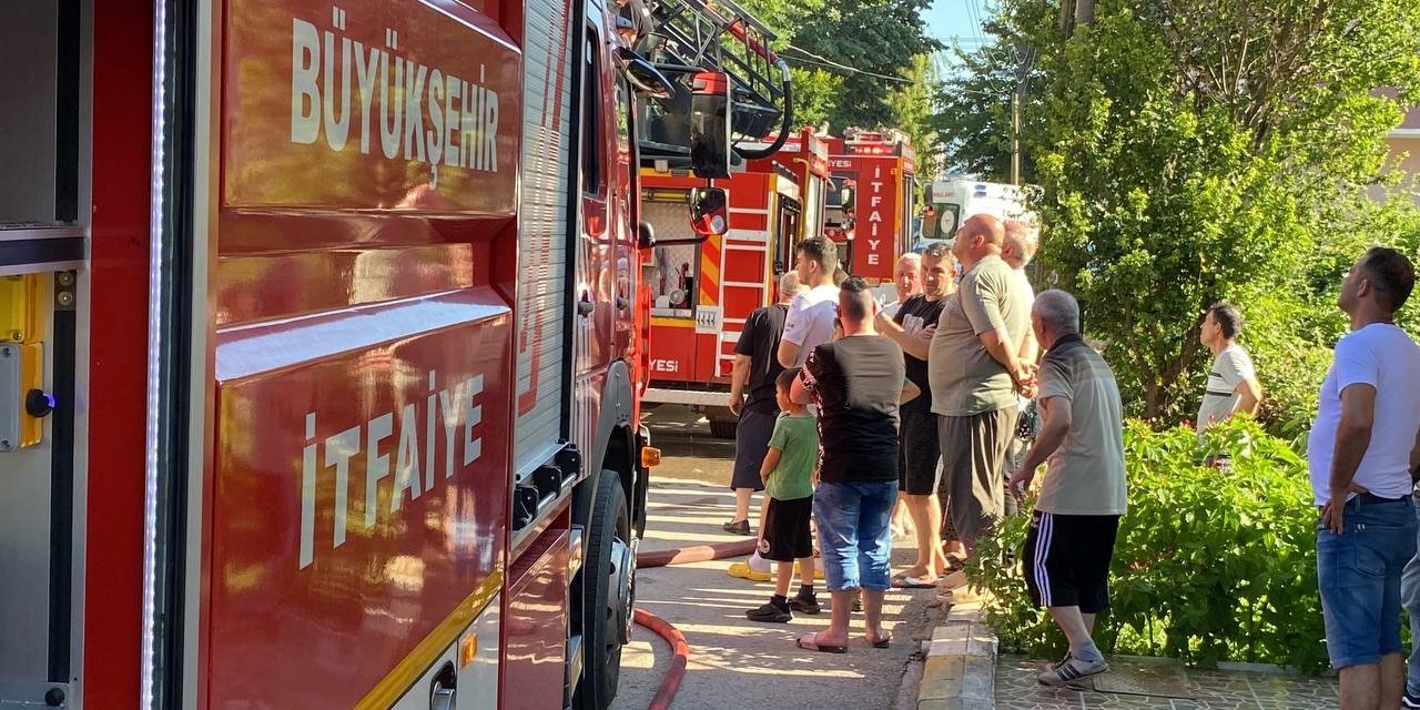 İtfaiye yangına müdahale ederken, mahalleli meraklı gözlerle izledi