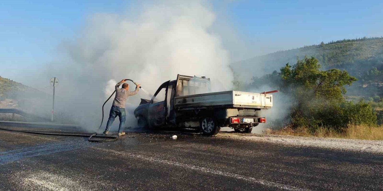 Ses sistemi alev aldı, kamyonet kullanılamaz hale geldi