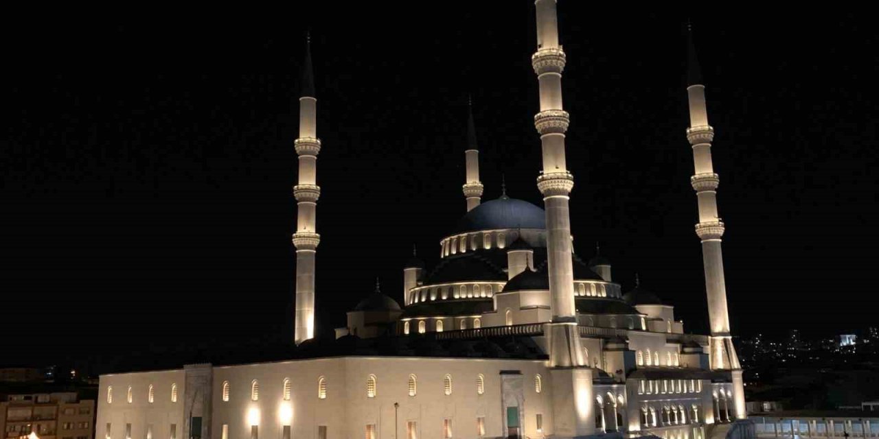 Darbe girişiminin 7. yıldönümünde camilerden yeniden sela sesi yükseldi