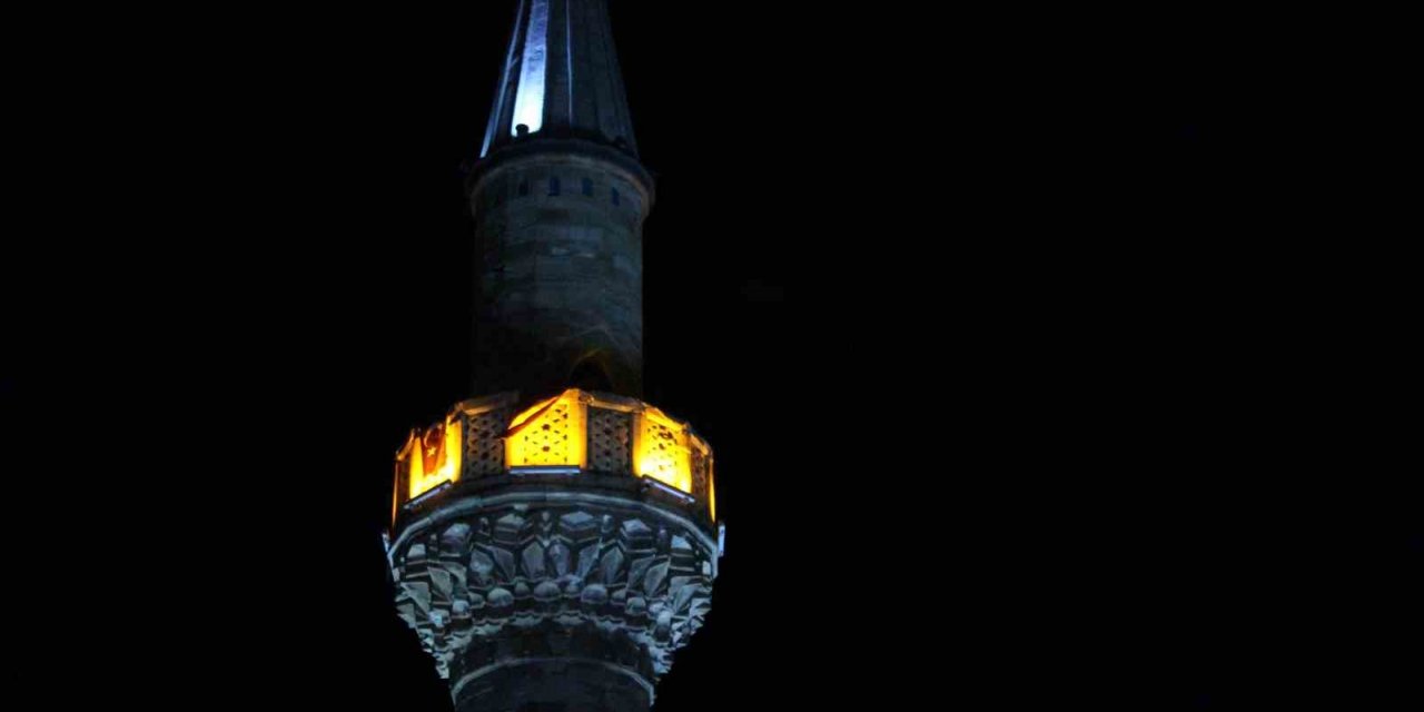 İzmir’de tüm camilerden aynı anda sela sesleri yükseldi