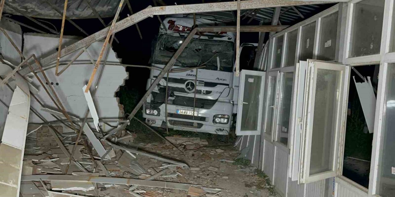 Kontrolden çıkan tır başka tıra çarpıp prefabrik yapıya daldı