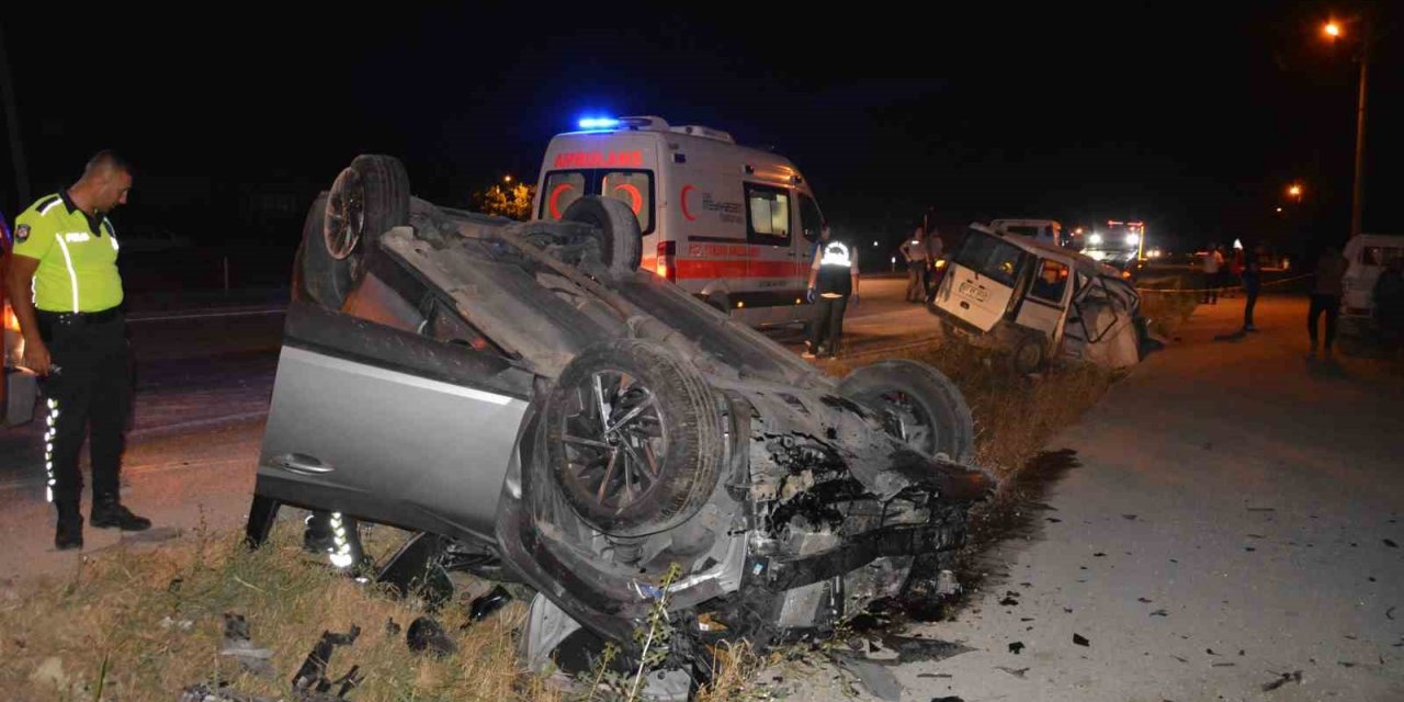 Korkuteli’nde iki otomobil çarpıştı: 1 ölü, 2 yaralı