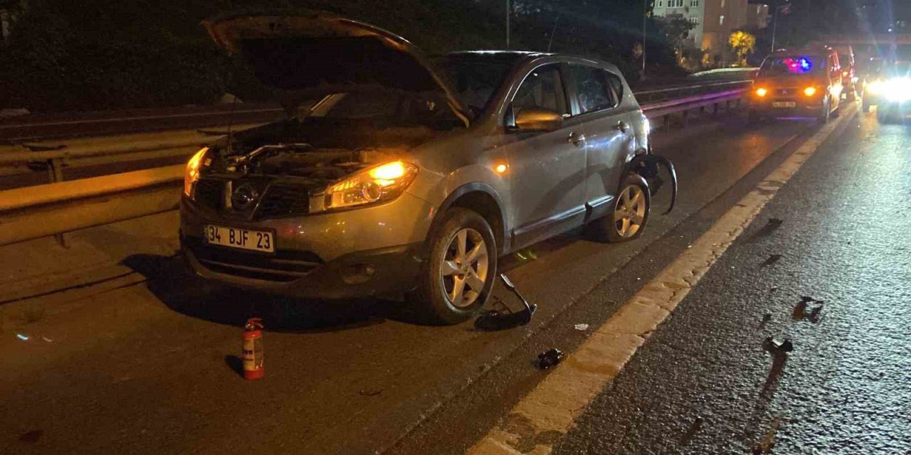 Sarıyer’de sağ şeritte arıza yapan otomobile motosiklet çarptı: 1 ölü