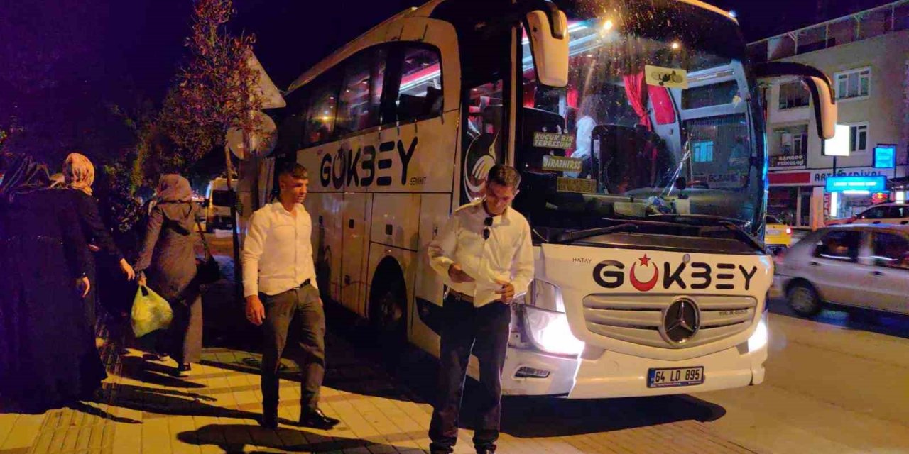 Otobüs şoförü kazada yaralanan yalnız hostesi bırakmadı