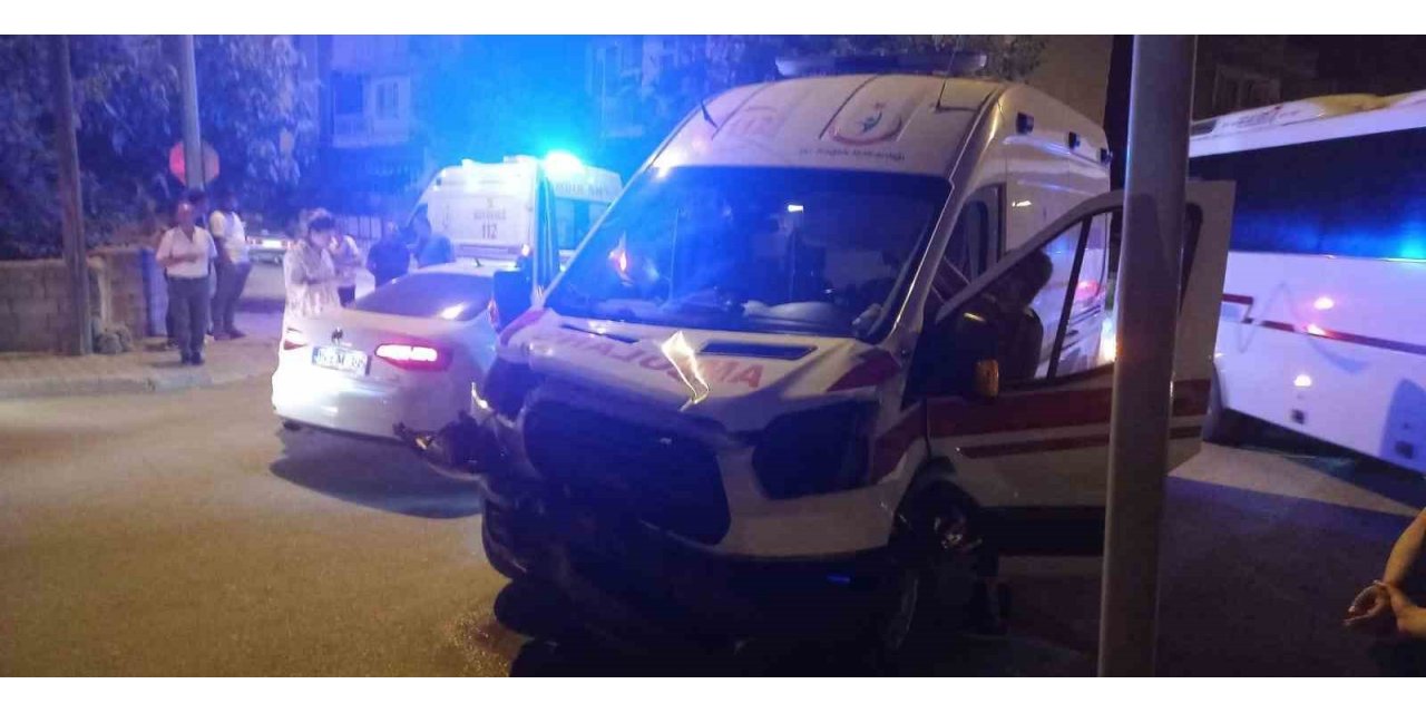 Burdur’da ambulans ile otomobil çarpıştı: 4 yaralı