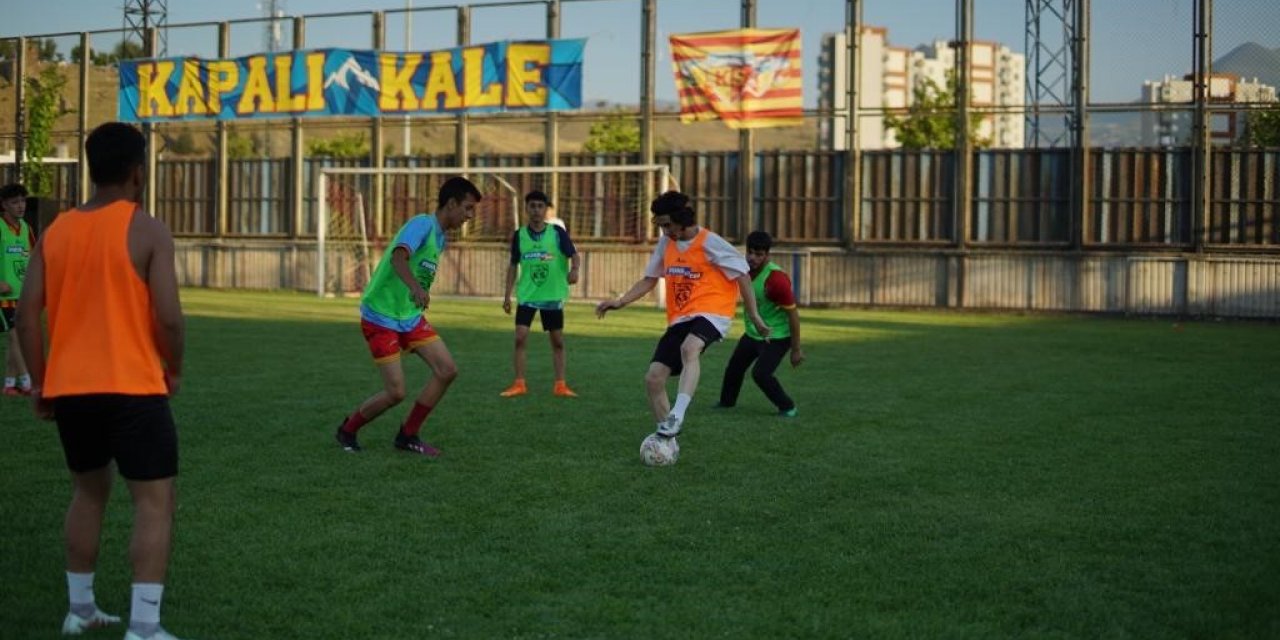 Taraftarlar, tribünden sahaya indi