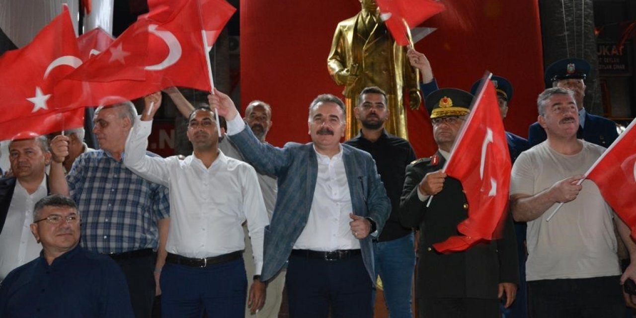 Edremit, 15 Temmuz’da Türkiye Yüzyılı’nın Kahramanları için tek yürek oldu