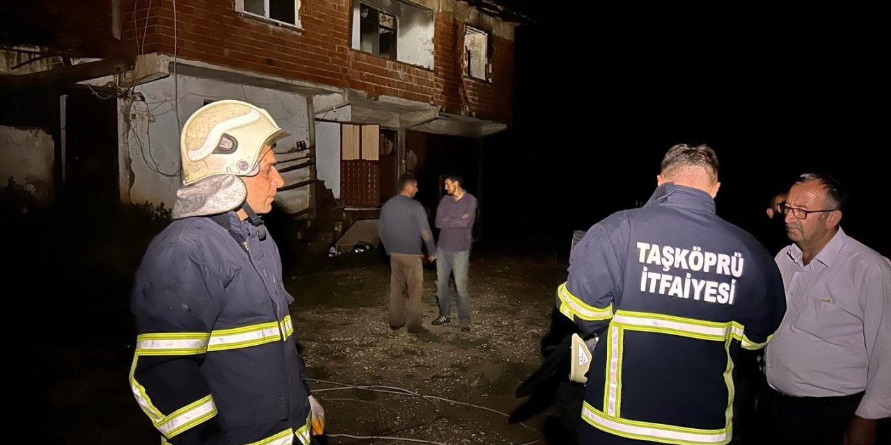İki katlı ev yangında kullanılmaz hale geldi