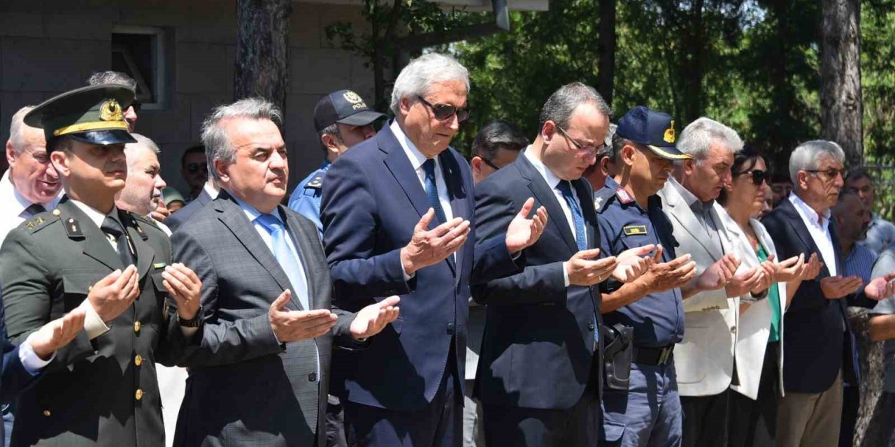 Bozüyük’te 15 Temmuz Demokrasi ve Milli Birlik Günü anma programı şehitlikte başladı