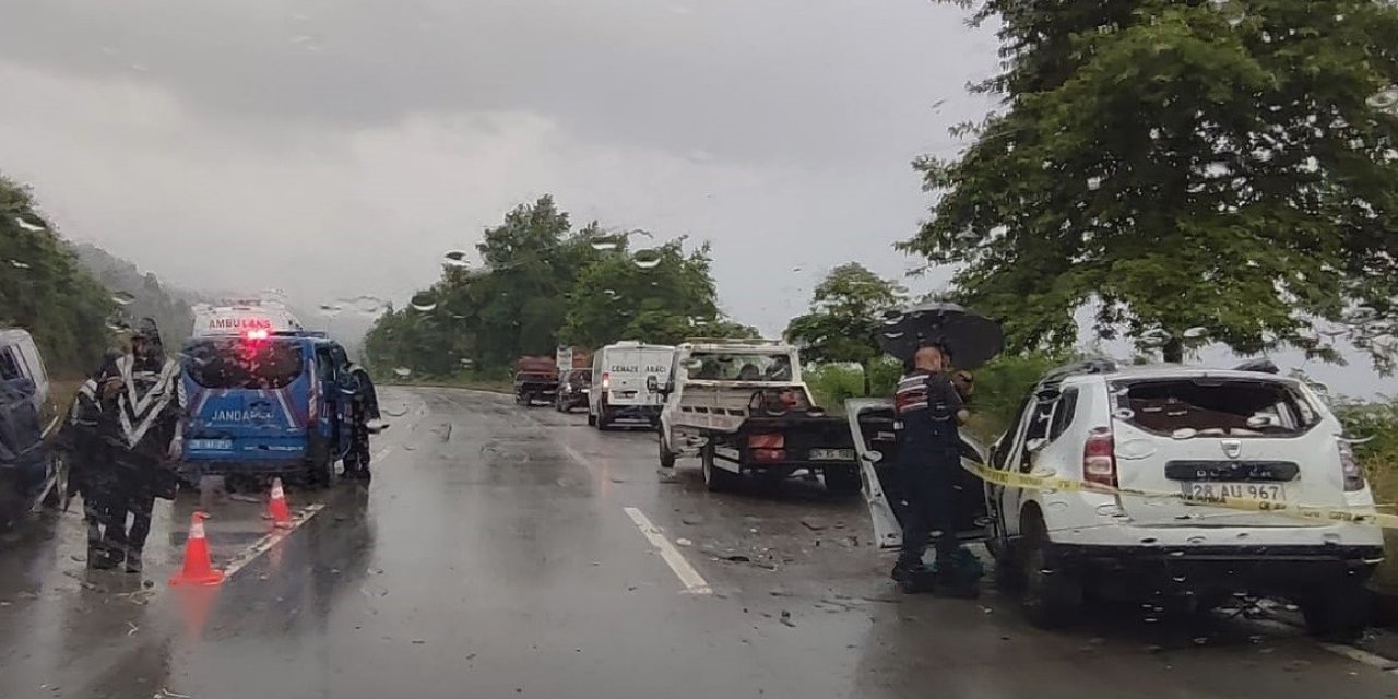 Giresun’da karşı şeride geçen otomobil minibüsle çarpıştı: 1 ölü, 10 yaralı