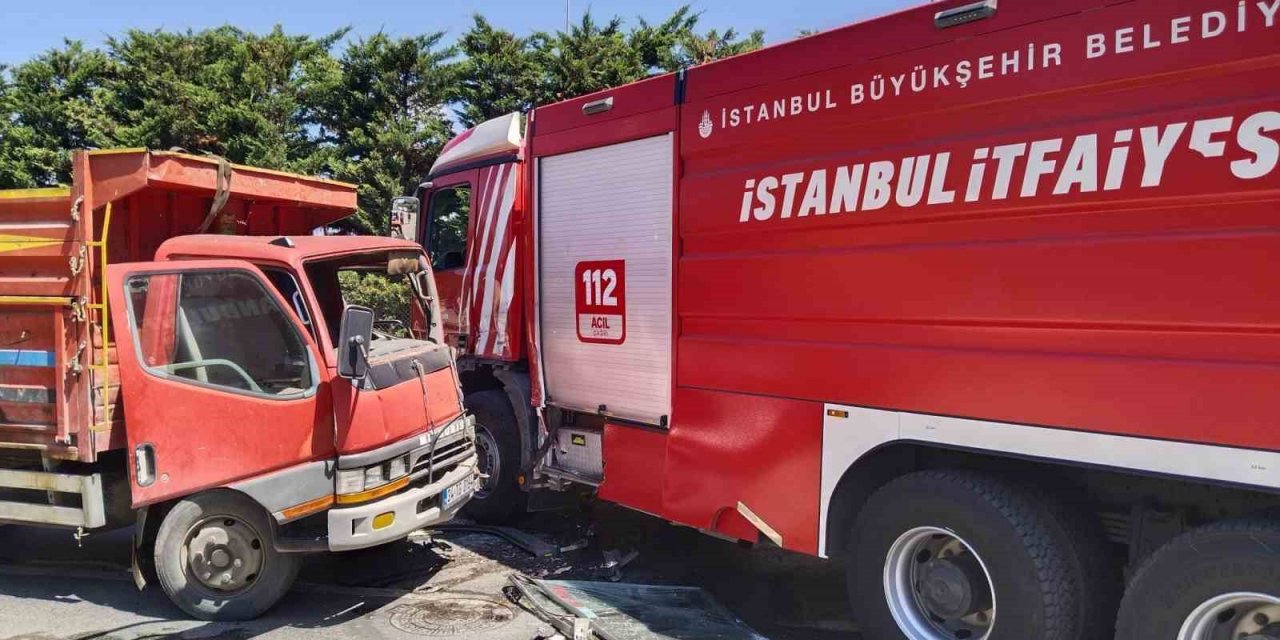 Sultanbeyli’de kamyon ile itfaiye aracı çarpıştı