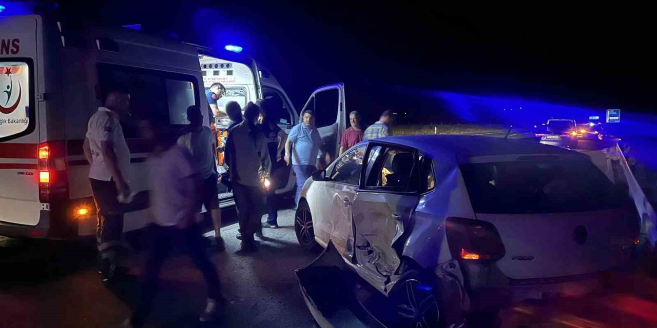 Çevreyolunda servis minibüsü ile otomobil çarpıştı: 1 yaralı