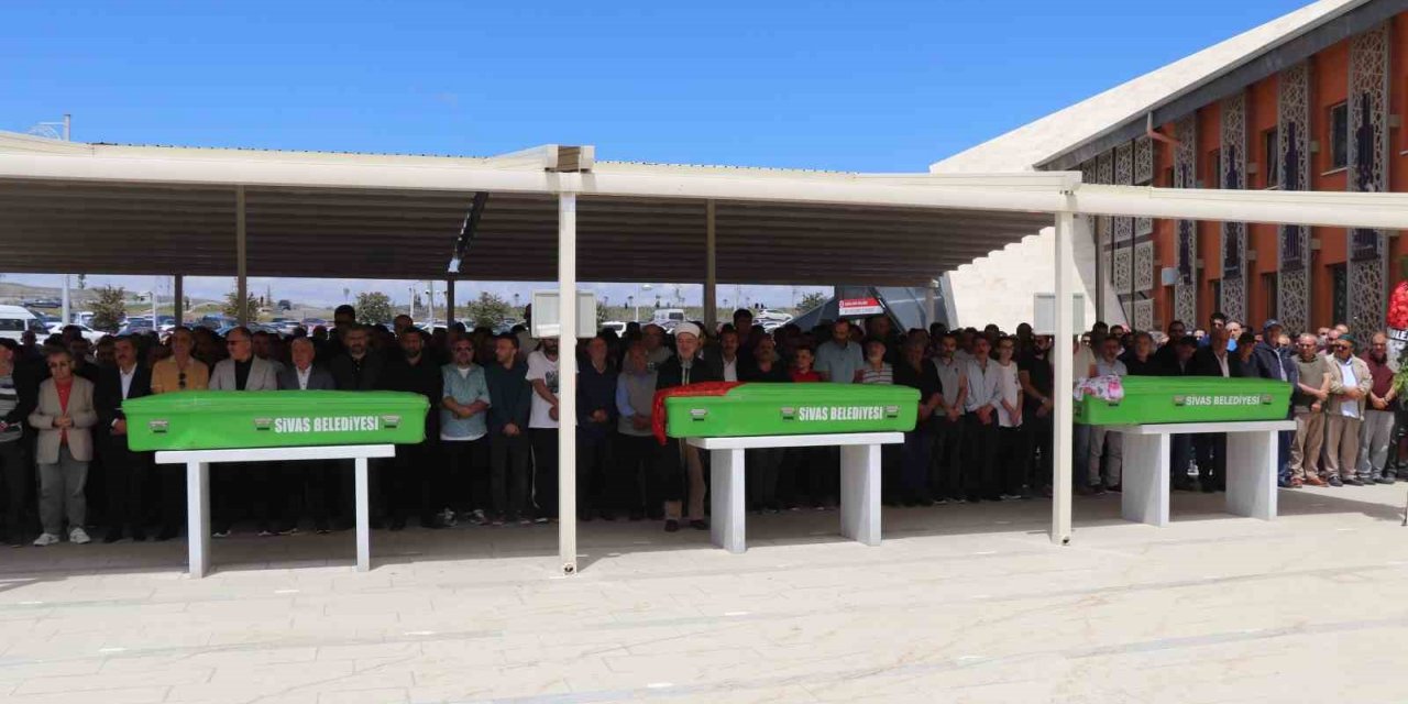 Trafik kazasında hayatını kaybeden aile son yolculuğuna uğurlandı