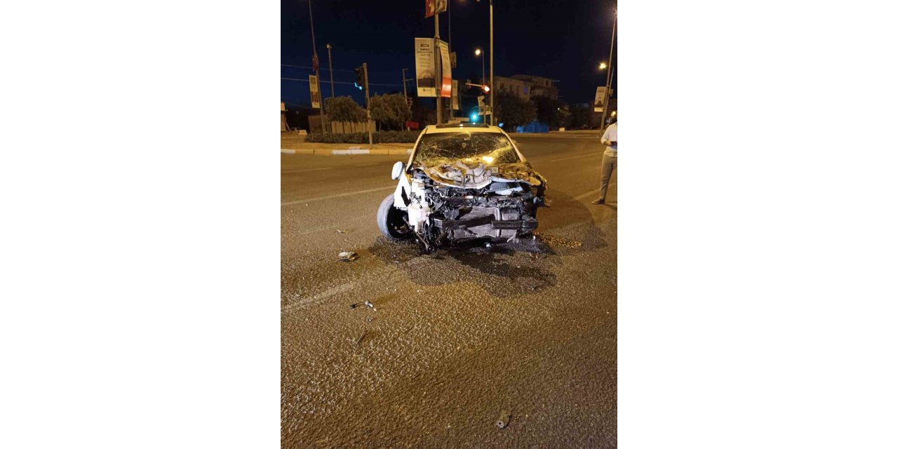 Kontrolden çıkan araç kaza yaptı, sürücü burnu kanamadan kurtuldu
