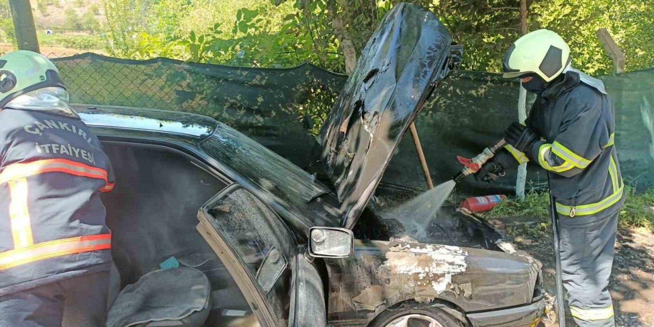 Otomobilde çıkan yangını itfaiye ekipleri söndürdü