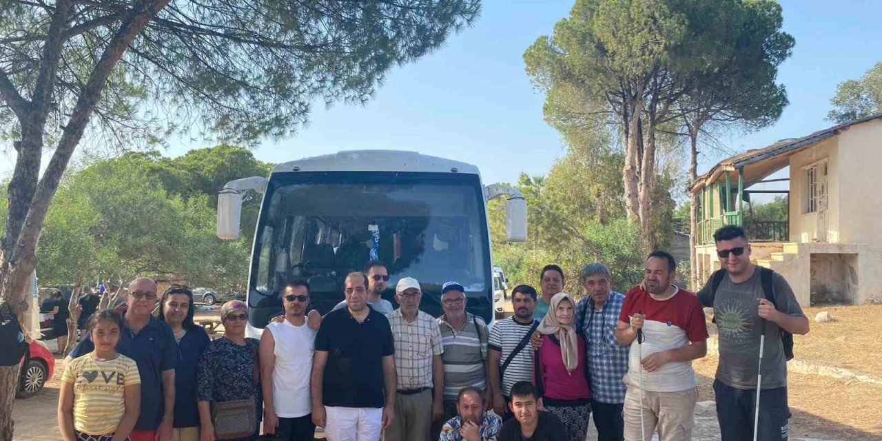 Görme engelliler piknikte buluştu