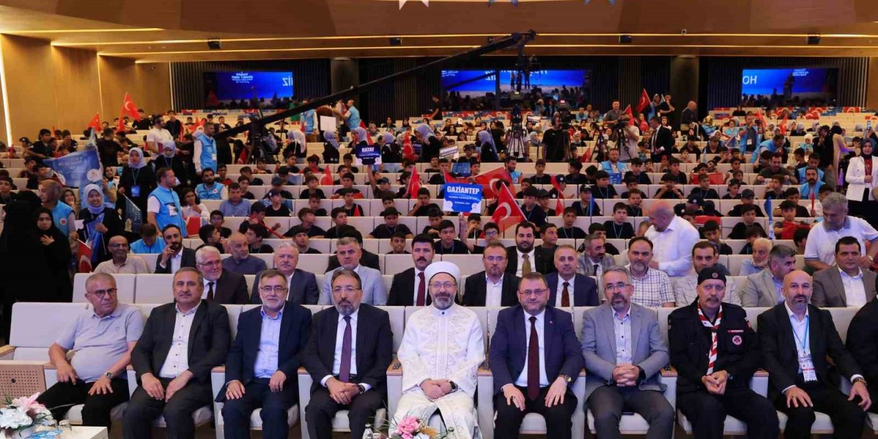 Diyanet İşleri Başkanı Erbaş: “Bizim geleceğe yönelik yatırımımız istikbalimizi ahlaklı gençlere emanet etmemizdir”