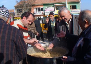 Yunak'ta esnaf teşkilatı bin kase aşure dağıttı