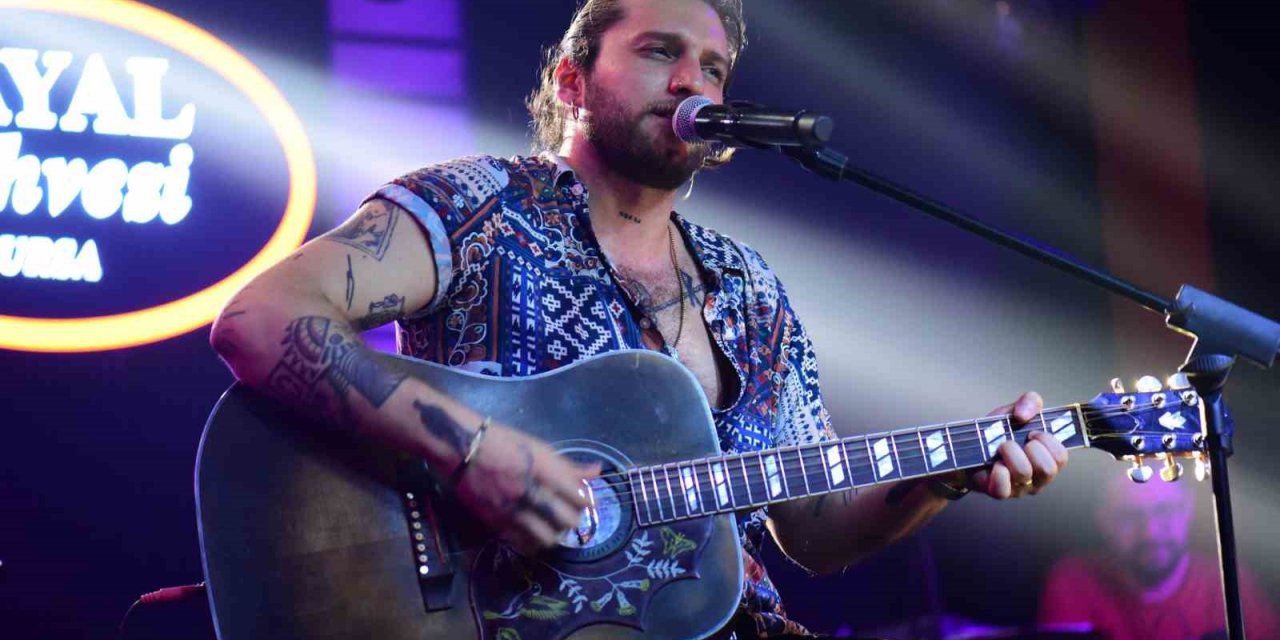 Ufuk Beydemir yeni şarkısını ilk kez Bursa’da seslendirdi