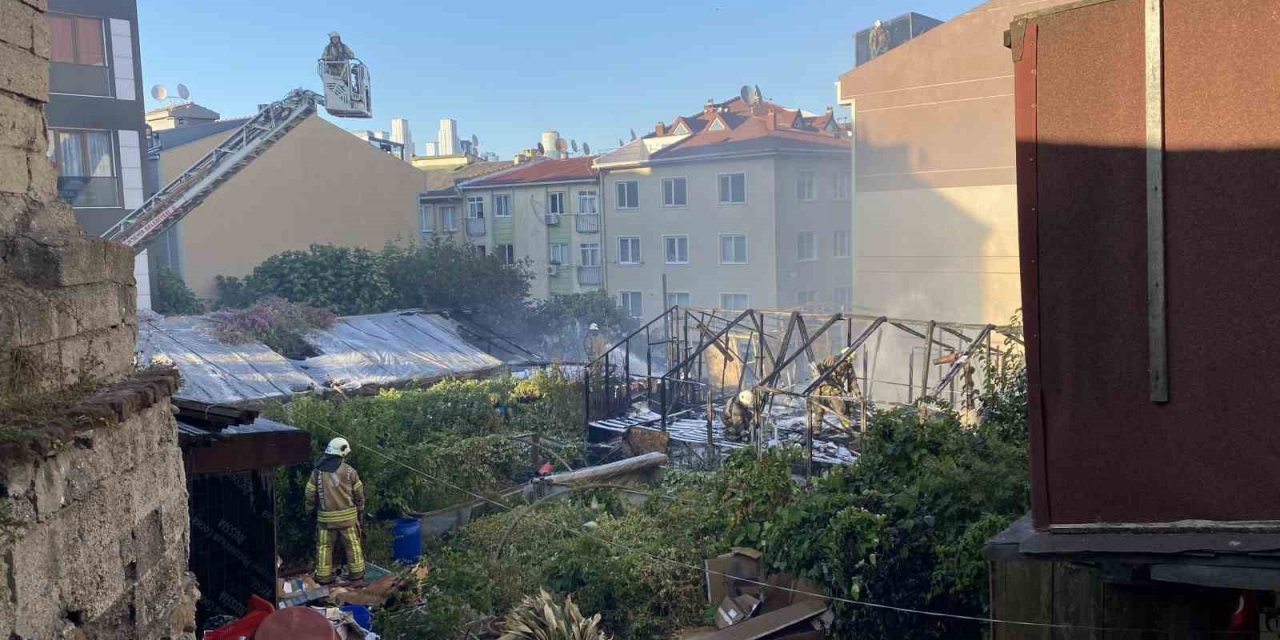 Beyoğlu’nda serada çıkan yangın paniğe neden oldu