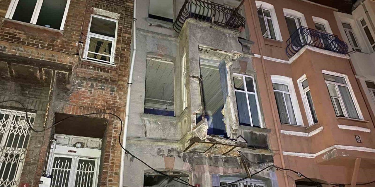 Balat’ta 3 katlı metruk binanın balkonu çöktü