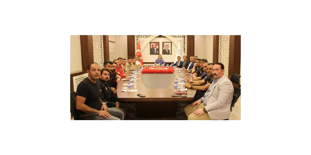 Buzulların altında kalan 2 kişiyi arama çalışmaları devam ediyor