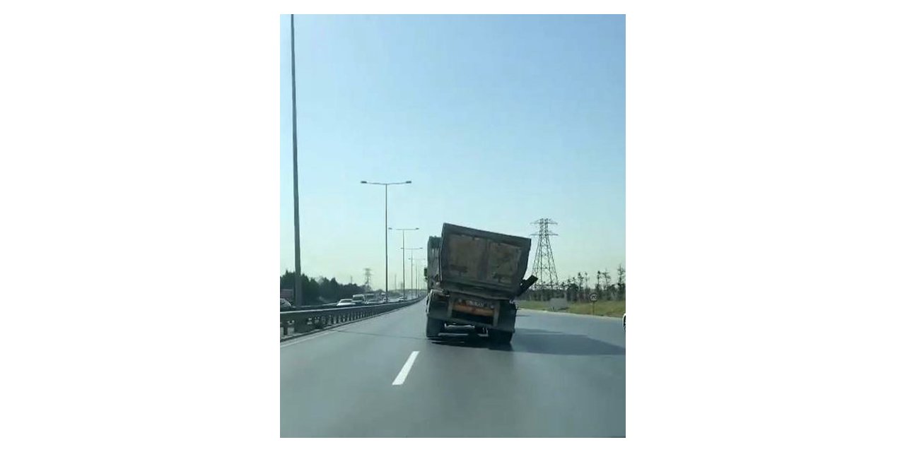 Yamuk ilerleyen hafriyat kamyonunun tehlikeli yolculuğu kameraya yansıdı