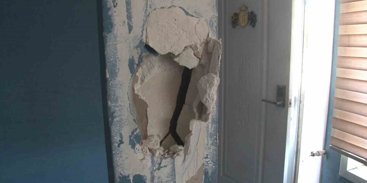 Ataşehir’de otelde satırlı tahliye krizi: Camları söktü, duvarları kırdı