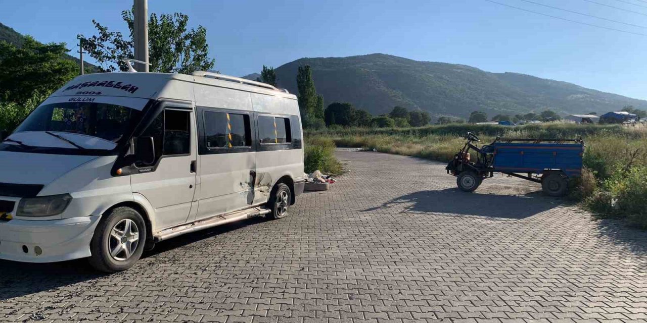 Patpat ile minibüsün çarpıştığı kazada 4 kişi yaralandı