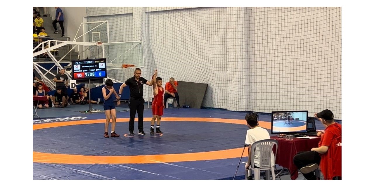 Tosyalı genç güreşçilere milli takım daveti