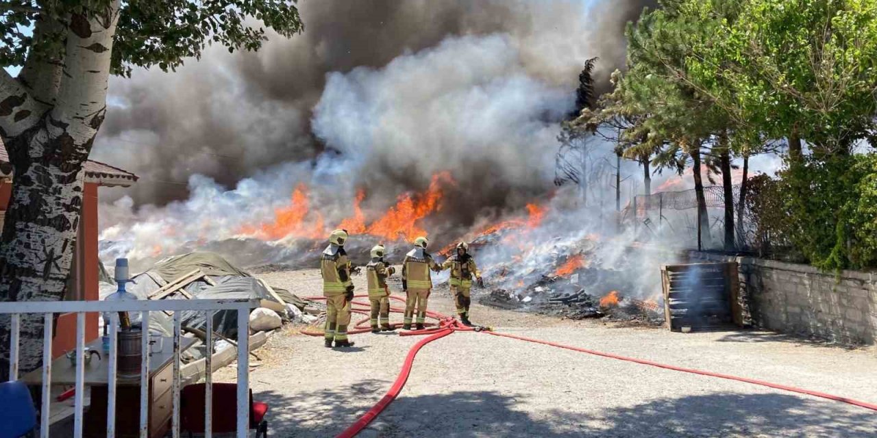 Ankara’da yatak fabrikasında yangın