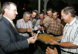 Gece çalışanlara baklava ikramı